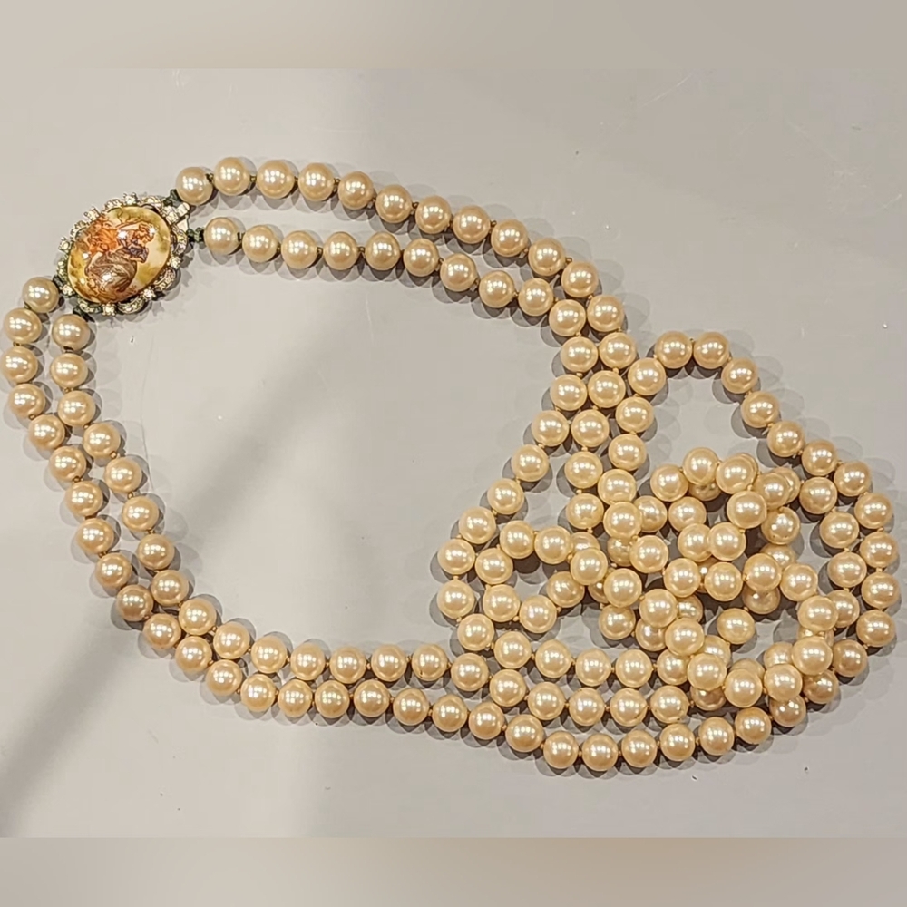 Elegant Vintage Cream Pearl Double Strand Necklace W/ Courting Couple Clasp